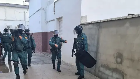 
<p>   ALGECIRAS (C&Aacute;DIZ), 22 (EUROPA PRESS)</p>
<p>   Una operaci&oacute;n de la Guardia Civil, desarrollada desde las 8,00 horas de este lunes contra el tr&aacute;fico de hach&iacute;s y el tabaco de contrabando en el Campo de Gibraltar, ha registrado la aprehensi&oacute;n de seis toneladas de hach&iacute;s, m&aacute;s de 17.000 cajetillas de tabaco y la detenci&oacute;n de 33 personas.</p>
<p>   Seg&uacute;n han indicado a Europa Press fuentes de la Guardia Civil, en la operaci&oacute;n, denominada 'P&oacute;lvora' han participado unos 300 agentes de la Guardia Civil pertenecientes a las comandancias de Algeciras y M&aacute;laga, adem&aacute;s de efectivos de OCON Sur (&Oacute;rgano de Coordinaci&oacute;n Contra el Narcotr&aacute;fico), adem&aacute;s de agentes del Centro Regional de An&aacute;lisis e Inteligencia contra el Narcotr&aacute;fico (Crain) y del Grupo de Acci&oacute;n R&aacute;pida (GAR).</p>
<p>   En total se han llevado a cabo 31 registros, de los cuales 21 se han realizado en la L&iacute;nea de la Concepci&oacute;n, seis en San Roque, uno Algeciras, uno en Manilva y otra en M&aacute;laga capital.</p>
<p>   Adem&aacute;s de la droga y el tabaco, tambi&eacute;n se han incautado 25 veh&iacute;culos, de los cuales 21 eran todoterrenos robados para el transporte de droga, as&iacute; como 270.000 euros  en efectivo, tres armas de fuego y diverso material de comunicaci&oacute;n e inform&aacute;tico.</p>
      