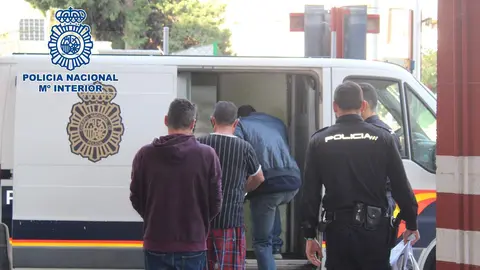 
<p>   ALMER&Iacute;A, 24 (EUROPA PRESS)</p>
<p>   La Polic&iacute;a Nacional ha detenido en un sal&oacute;n de juegos de Almer&iacute;a a tres hombres y una mujer que presuntamente agredieron a varios agentes cuando estos se personaron en el local a requerimiento de la propietaria porque estaban consumiendo coca&iacute;na.</p>
<p>   La actuaci&oacute;n se produjo a las 18,00 horas del pasado d&iacute;a 17 cuando la llamada de la responsable de un sal&oacute;n de juegos ubicado en la calle San Jos&eacute; Obrero pidi&oacute; la actuaci&oacute;n policial porque hab&iacute;a clientes consumiendo cocaina a la vista de todos.</p>
<p>   Seg&uacute;n ha informado la Comisar&iacute;a Provincial este mi&eacute;rcoles, a su llegada, los agentes comprobaron la veracidad de la denuncia y les conminaron a que cesaran este consumo, se identificaran, y abandonaran el local.</p>
<p>   La negativa de las cuatro personas, unida a la agresividad manifestada, termin&oacute; con el arresto y con tres agentes heridos de diversa consideraci&oacute;n.</p>
<p>   Los cuatro arrestados, tres hombres y una mujer con edades comprendidas entre los 32 y 55 a&ntilde;os de edad, han pasado a disposici&oacute;n judicial acusados de un delito de atentado y otro de desobediencia grave.</p>
      