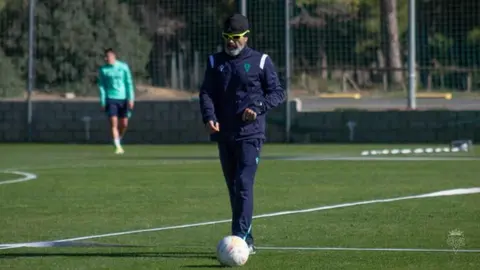 &Aacute;lvaro Cervera, pensativo en una sesi&oacute;n de entrenamiento del C&aacute;diz CF
