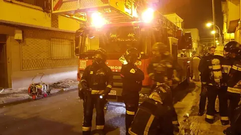 
<p>   JA&Eacute;N, 26 (EUROPA PRESS)</p>
<p>   Tres personas han resultado intoxicadas por inhalaci&oacute;n de humo en un incendio registrado a primera hora de este viernes en el interior del garaje de un edificio en Ja&eacute;n capital que ha obligado al desalojo preventivo de 40 vecinos del inmueble.</p>
<p>   Seg&uacute;n informa el servicio unificado de emergencias 112 Andaluc&iacute;a, varios vecinos han alertado sobre las 06.00 horas de la presencia de hab&iacute;a mucho humo en el interior de un aparcamiento ubicado en un edificio de viviendas de seis plantas en la calle Esteban Ram&iacute;rez Mart&iacute;nez.</p>
<p>   La intervenci&oacute;n de los Bomberos de Ja&eacute;n ha exigido el desalojo preventivo de unos 40 vecinos de sus casas hasta que concluyan las labores de extinci&oacute;n y ventilaci&oacute;n del humo.</p>
<p>   El fuego ha afectado a dos coches y los recursos sanitarios de la Junta han movilizado una UVI m&oacute;vil para atender por inhalaci&oacute;n de humo a un vecino y a dos agentes de polic&iacute;a, seg&uacute;n las mismas fuentes.</p>
      