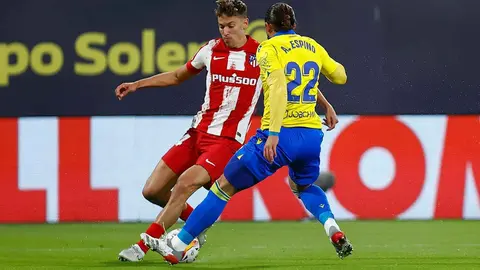 Marcos Llorente encara al Pacha Espino