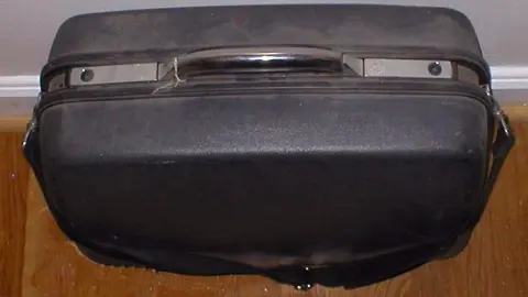 Un cad&aacute;ver ha sido encontrado en una maleta con el cartel 'violador de ni&ntilde;os'