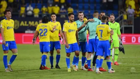 La afici&oacute;n agradece el apoyo de la afici&oacute;n tras el C&aacute;diz CF - Valencia CF