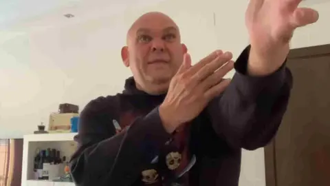 "Los chistes malos" del Comandante Lara triunfan en Youtube