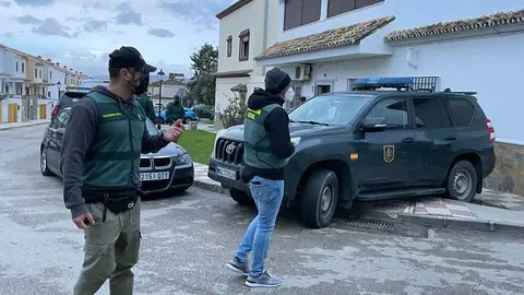 
<p>   ALGECIRAS (C&Aacute;DIZ), 2 (EUROPA PRESS)</p>
<p>   La Guardia Civil ha detenido a m&aacute;s de una veintena de personas en una operaci&oacute;n contra el narcotr&aacute;fico que desarrolla desde primera hora de la ma&ntilde;ana de este jueves en el Campo de Gibraltar contra una organizaci&oacute;n que introduc&iacute;a hach&iacute;s en embarcaciones a trav&eacute;s de las costas de la zona.</p>
<p>   Seg&uacute;n ha informado la Guardia Civil, un total de 130 agentes de la Comandancia de Algeciras, m&aacute;s agentes del OCON Sur (&Oacute;rgano de Coordinaci&oacute;n Contra el Narcotr&aacute;fico), del Centro Regional de An&aacute;lisis e Inteligencia contra el Narcotr&aacute;fico (Crain) y del Grupo de Acci&oacute;n R&aacute;pida (GAR) participan en la operaci&oacute;n denominada 'Safina'.</p>
<p>   La Guardia Civil ha efectuado cinco registros en las localidades de Algeciras, San Roque y Los Barrios para desmantelar a esta organizaci&oacute;n que introduc&iacute;a hach&iacute;s por las costas del Campo de Gibraltar en embarcaciones de recreo y semirr&iacute;gidas legales.</p>
<p>   Hasta el momento se han producido m&aacute;s de una veintena de detenciones, aunque la operaci&oacute;n sigue abierta y en desarrollo, por lo que el n&uacute;mero de detenidos podr&iacute;a aumentar en las pr&oacute;ximas horas.</p>
      