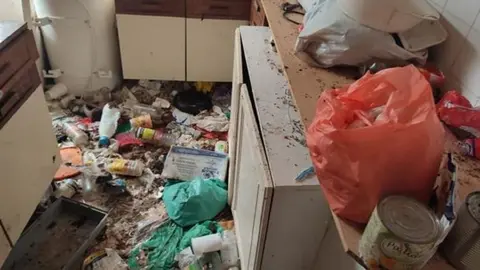 La cocina donde viv&iacute;an los menores con sus padres en Sevilla