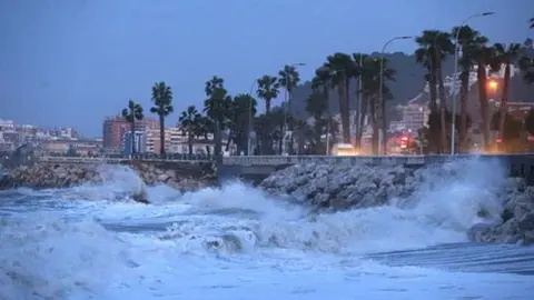 Alerta amarilla por fuerte oleaje en M&aacute;laga y Almer&iacute;a