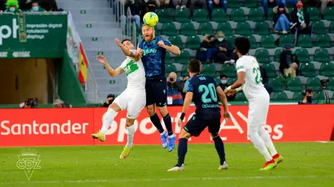 Varazdat Haroyan participa en una jugada a&eacute;rea con Lucas P&eacute;rez en el Elche CF - C&aacute;diz CF