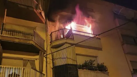 Impactante incendio con 40 desalojados en un edificio de San Isidro de N&iacute;jar