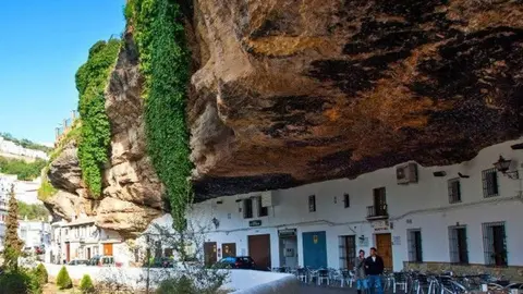 Cae desde una altura de 6 metros en Setenil de las Bodegas