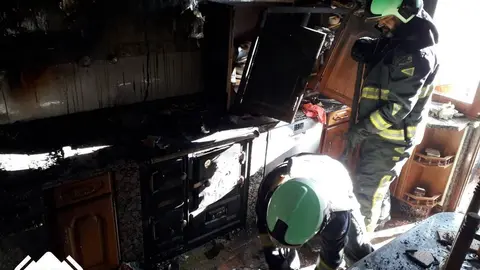 
<p>   GRANADA, 8 (EUROPA PRESS)</p>
<p>   Una mujer ha fallecido esta tarde al incendiarse su vivienda en la localidad granadina de Atarfe, seg&uacute;n informa Emergencias 112 Andaluc&iacute;a, servicio adscrito a la Consejer&iacute;a de la Presidencia, Administraci&oacute;n P&uacute;blica e Interior de la Junta.</p>
<p>   El Tel&eacute;fono de Emergencias 112 atendi&oacute;, sobre las 17,40 horas, un aviso en el que se ped&iacute;a ayuda porque hab&iacute;a un incendio en una casa de la Avenida de Am&eacute;rica y en el interior del inmueble pod&iacute;a estar una mujer. R&aacute;pidamente, desde el centro coordinador se activ&oacute; a los Bomberos, a la Polic&iacute;a Local, a la Guardia Civil, a los servicios sanitarios de la Junta y a Protecci&oacute;n Civil.</p>
<p>   Fuentes sanitarias y de Protecci&oacute;n Civil han confirmado al 112 que la mujer que estaba en el interior de la casa, de 42 a&ntilde;os, ha resultado fallecida y que un var&oacute;n de 43 ha sido evacuado al Hospital Virgen de las Nieves. No han trascendido m&aacute;s datos sobre las circunstancias en las que se ha producido este hecho.</p>
      