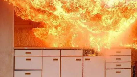 Sale ardiendo una casa en La Rinconada con un menor dentro