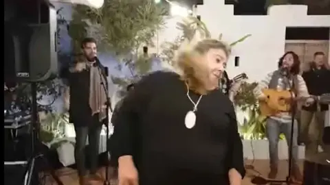 Zambomba de Jerez: Una ca&iacute;da bailando el villancico 'Carbonero' se hace viral en Facebook, Twitter y Tik Tok