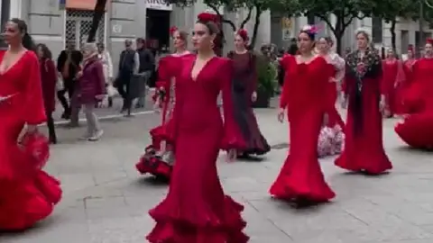 Espectacular desfile flamenco por las calles de Jerez para inaugurar 'Flamenca Unlimited'