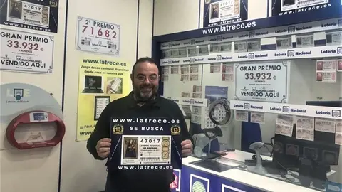 
<p>   ALMER&Iacute;A, 10 (EUROPA PRESS) </p>
<p>   Un lotero de Almer&iacute;a va a esconder 20 d&eacute;cimos del n&uacute;mero 47017 del Sorteo Extraordinario de Navidad a partir de la pr&oacute;xima semana dentro de su iniciativa 'Se busca el Gordo' con la que, por tercer a&ntilde;o consecutivo, anima las compras en el comercio de proximidad y el ambiente navide&ntilde;o de su barrio, si bien en esta ocasi&oacute;n va a reservar un boleto m&aacute;s para destinarlo a los afectados por el volc&aacute;n de La Palma en caso de ser agraciado con alguno de los principales premios.</p>
<p>   As&iacute; lo ha indicado a Europa Press el responsable de la administraci&oacute;n de loter&iacute;a n&uacute;mero 13 de Almer&iacute;a, 'La trece', Jes&uacute;s Ib&aacute;&ntilde;ez, quien ha detallado que va a esconder cada d&iacute;a cuatro vales canjeables por d&eacute;cimos entre el 13 y 17 de diciembre en Art&eacute;s de Arcos y las calles del entorno para "dar vidilla" a la zona de cara las fechas m&aacute;s pr&oacute;ximas a la Navidad.</p>
<p>   La idea, que surgi&oacute; hace dos a&ntilde;os a ra&iacute;z de unas obras que hab&iacute;a en la calle y que dificultaban el paso de transe&uacute;ntes, se repite por tercera ocasi&oacute;n ante la inter&eacute;s mostrado por los vecinos, que se han acercado en los &uacute;ltimos d&iacute;as al despacho para saber si deb&iacute;an estar atentos nuevamente a los recovecos del mobiliario urbano, &aacute;rboles y otros espacios de la zona.</p>
<p>   Ib&aacute;&ntilde;ez ha apuntado que, aunque en un primer momento no se hab&iacute;a planteado repetir la iniciativa, esta particular yincana es un tema de conversaci&oacute;n recurrente en la cola del despacho en el que, seg&uacute;n ha percibido, hay m&aacute;s "&aacute;nimo" y "alegr&iacute;a" con respecto al a&ntilde;o pasado cuando a&uacute;n se percib&iacute;a m&aacute;s "miedo" por parte de los clientes a causa del covid-19.</p>
<p>   "Estamos vendiendo m&aacute;s que el a&ntilde;o pasado, en general se ve m&aacute;s alegr&iacute;a, el a&ntilde;o pasado todo parec&iacute;a mucho m&aacute;s serio y ahora la gente viene m&aacute;s distendida", ha explicado el lotero, quien cree que la vacunaci&oacute;n ha permitido recuperar a buena parte del p&uacute;blico de m&aacute;s edad que a&uacute;n no sal&iacute;a a la calle. "El a&ntilde;o pasado se echaba en falta a muchos vecinos", ha apostillado.</p>
<p>   Ante este ambiente "m&aacute;s c&aacute;lido" pero en el que se mantienen las medidas de prevenci&oacute;n ante el coronavirus, la administraci&oacute;n ha decidido ocultar dos series completas del 47017, un n&uacute;mero que ha llegado a estar reservado hasta en dos ocasiones por parte de distintos institutos para ayudar a financiar sus viajes de estudios que, finalmente, han sido cancelados.</p>
<p>   As&iacute;, cada d&iacute;a se ocultar&aacute;n al menos cuatro ticket canjeables por un d&eacute;cimo para que, quien lo encuentre, pueda dirigirse a la administraci&oacute;n a obtener el boleto real. Como condici&oacute;n, y para garantizar la participaci&oacute;n y transparencia del proceso, el despacho subir&aacute; a sus redes una fotograf&iacute;a con cada uno de los ganadores del d&eacute;cimo, de modo que cada uno de ellos solo podr&aacute; participar una vez en la b&uacute;squeda.</p>
<p>   El &eacute;xito de la iniciativa, que lleva a personas de otras zonas a involucrarse en la b&uacute;squeda, obliga al lotero a trasnochar para ocultar sin ser visto los d&eacute;cimos entre las papeleras, los bancos o las farolas. "Ahora vuelvo a sentirme siempre observado, pero es algo que merece la pena", bromea Ib&aacute;&ntilde;ez, quien espera repartir nuevos premios este a&ntilde;o.</p>
      