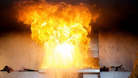 Un menor de 15 a&ntilde;os afectado por humo en el incendio de una casa en Berja