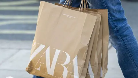 La chaqueta estilo aviador para mujer triunfa en Zara a d&iacute;as de Navidad