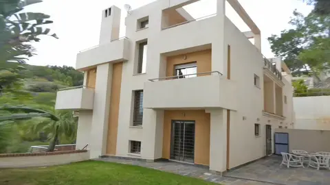 Ofrecen como oportunidad en M&aacute;laga una casa adosada de 400 metros cuadrados: 2.700 Euros al mes