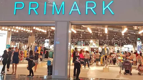 Primark triunfa con el abrigo para mujer que traslada a los a&ntilde;os 50 a precio de saldo 