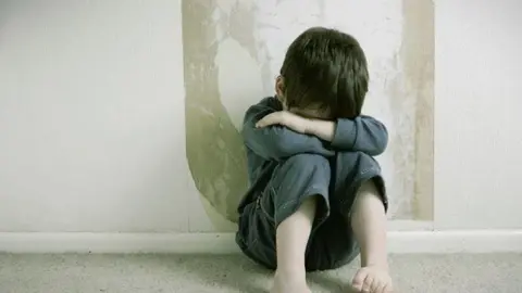 Un hombre ebrio agrede a sus hijos en Los Barrios