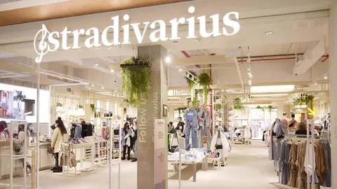 Un abrigo de Stradivarius transforma a quien lo lleva en toda una estrella de cine: regalo ideal de Navidad