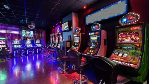 Roba en dos salones de juego de Jerez