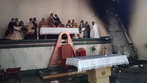 Una talla de la Santa Cena, afectada por un incendio en la iglesia de San Juan Pablo II en Ja&eacute;n
