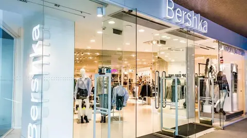 El vestido que causar&aacute; sensaci&oacute;n en Nochevieja arrasa en Bershka y su mordedura es mortal