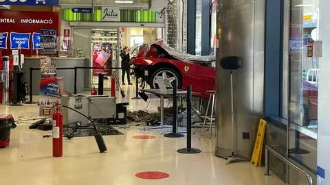 Con 82 a&ntilde;os estrella un Ferrari contra un supermercado por accidente