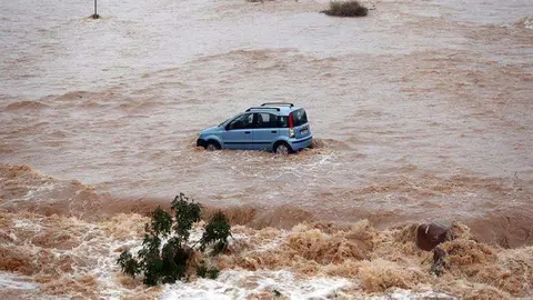 Un conductor queda atrapado por la lluvia en Aznalc&aacute;zar