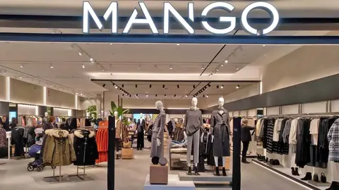 Este abrigo largo es el mejor del cat&aacute;logo de&nbsp;Mango que revienta en ventas en Navidad