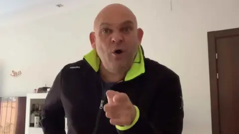 El Comandante Lara la l&iacute;a con las tres razones para una subida de sueldo