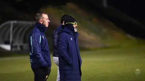 &Aacute;lvaro Cervera observa atentamente un entrenamiento del C&aacute;diz CF
