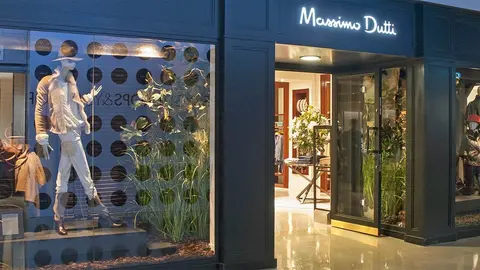 Un look de cine resumido en un conjunto minimalista de Massimo Dutti para triunfar de copas en primavera