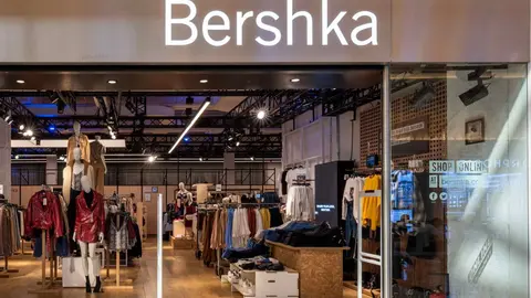 Unas camisas de Bershka revientan el mercado a d&iacute;as de los Reyes Magos: quedan divinos con pantalones de cuero