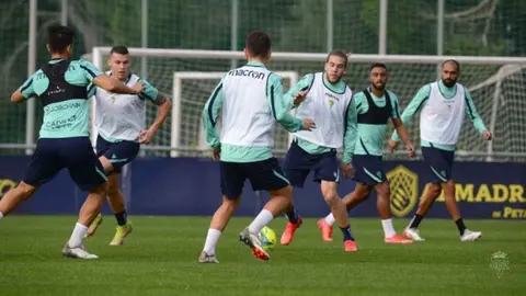 Jugadores del C&aacute;diz CF entrenan con la vista puesta en el Sevilla FC