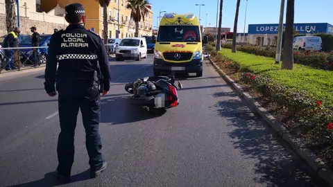 Una agente de la Polic&iacute;a, en la UCI tras un accidente de moto en Almer&iacute;a