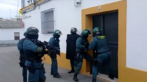 35 detenidos en Sevilla tras desmantelar varios puntos de venta de coca y hero&iacute;na