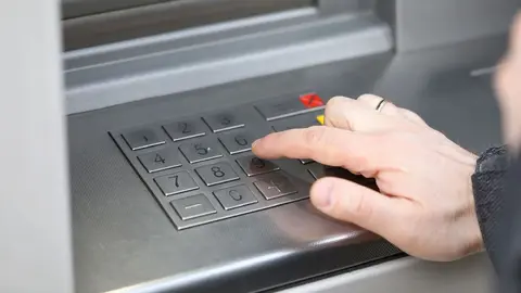 Roba a un anciano en Granada el dinero que sac&oacute; del cajero