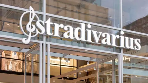 Stradivarius la l&iacute;a a lo grande con conjunto de piel para mujer que quita el hipo y con env&iacute;o gratis