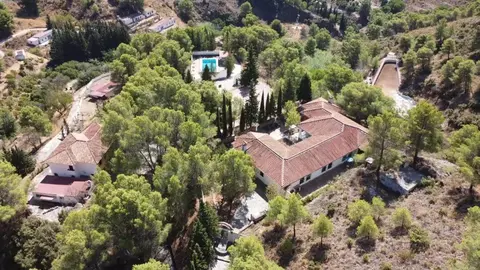 La casa en venta en la provincia de M&aacute;laga con m&aacute;s habitaciones: establo, piscina, pista de tenis y baloncesto