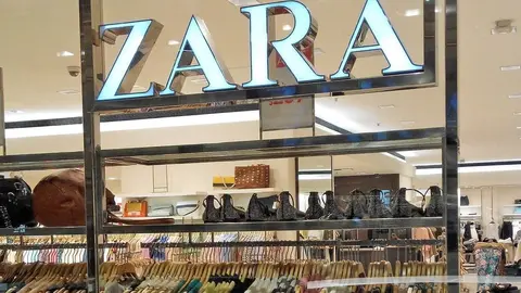 Este abrigo de pluma largo de edici&oacute;n limitada revienta las ventas en Zara a precio low cost
