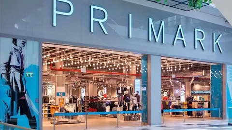 Primark compite con Stradivarius con un abrigo largo que es una pasada: al mismo precio