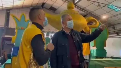 Jos&eacute; Luis Sanz visita los preparativos de la cabalgata de Su Eminencia