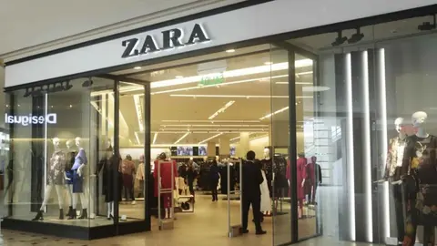 La sudadera de Ester Exp&oacute;sito con la que Zara cambia tu estilo urbano es realmente original: precio de rebajas