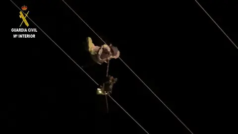 Un parapentista queda atrapado en unos cables a 40 metros de altura en Granada