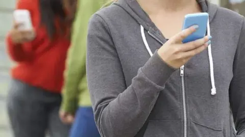 Muere una joven tras ser v&iacute;ctima de ciberacoso en Navas de San Juan