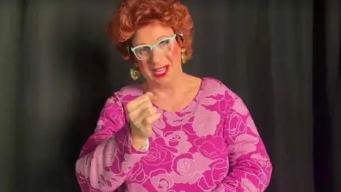 Los Morancos subastan la m&iacute;tica blusa de Antonia por los afectados del volc&aacute;n de La Palma