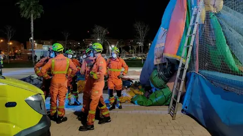 Muere una ni&ntilde;a tras volar un castillo hinchable en Mislata