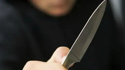 Atracan a dos j&oacute;venes mientras paseaban por la playa de la Rambla del Agua en Granada